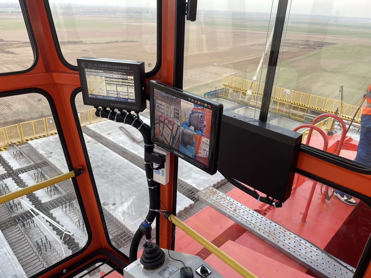 湖北三思科技桅桿吊安全監(jiān)控系統(tǒng)，助力河南首條樁板式無土路基高速